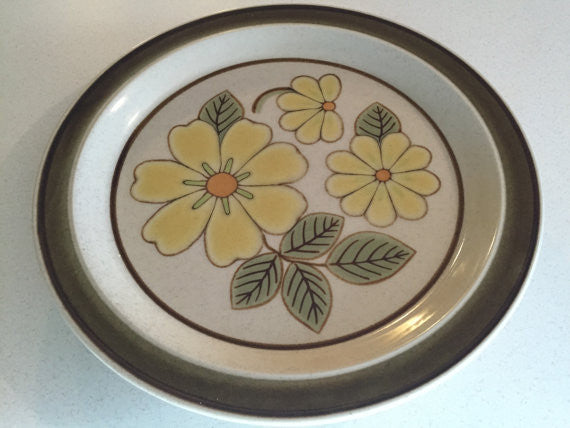 Mid Modern Premiere Potters Kraft Pottery Large Plate Serving platter, "Lazy Daisy" Yellow Flower