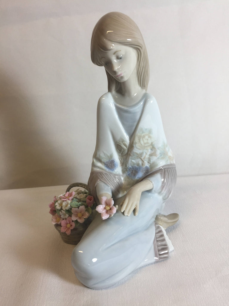 Lladro #7607 Flower Song 1988, girl sitting with flower